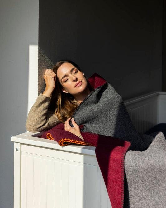 Merino Kuscheldecke Ökolana | Dunkelrot / Dunkelgrau